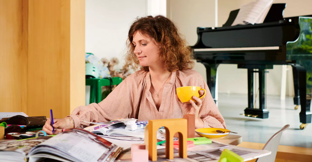 piano, kopje koffie, thuiswerk, vrouw, lezen, piano, grand piano, vrouw, kopje, studio