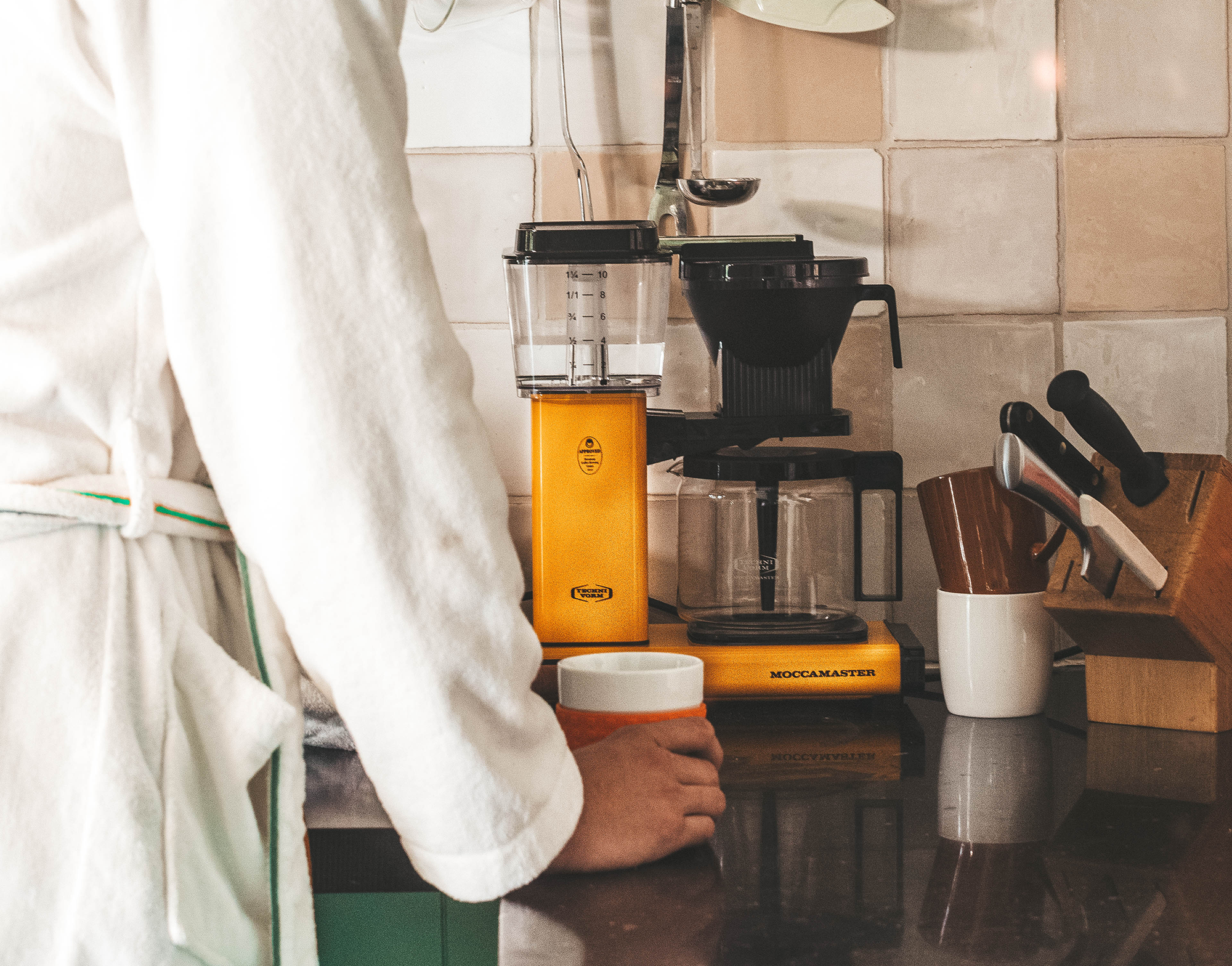 keukenapparaat, koffiezetapparaat, blonde/oranje koffiemolen, maler/espresso, kook/kitchen counter