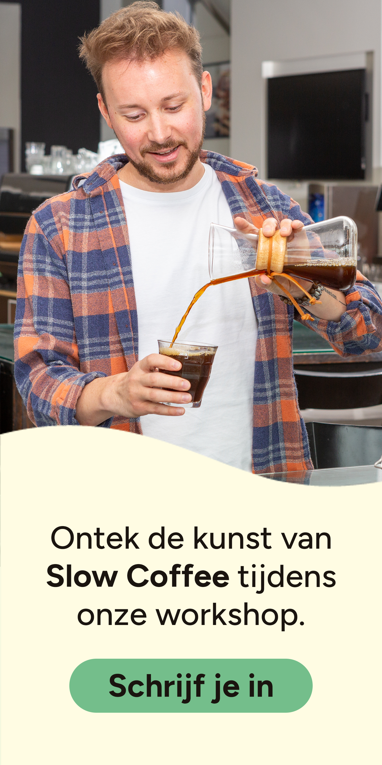 dopje koffiemachine, koffie, barista, glazen karaf, koffie schenken