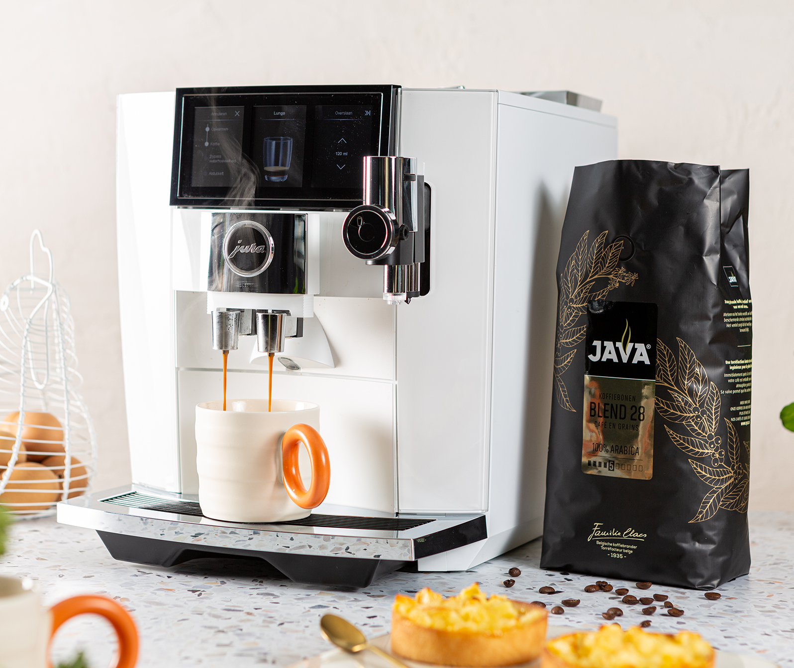 koffiezetapparaat, espressoapparaat, melkopschuimer, koper, koffiebonen verpakking