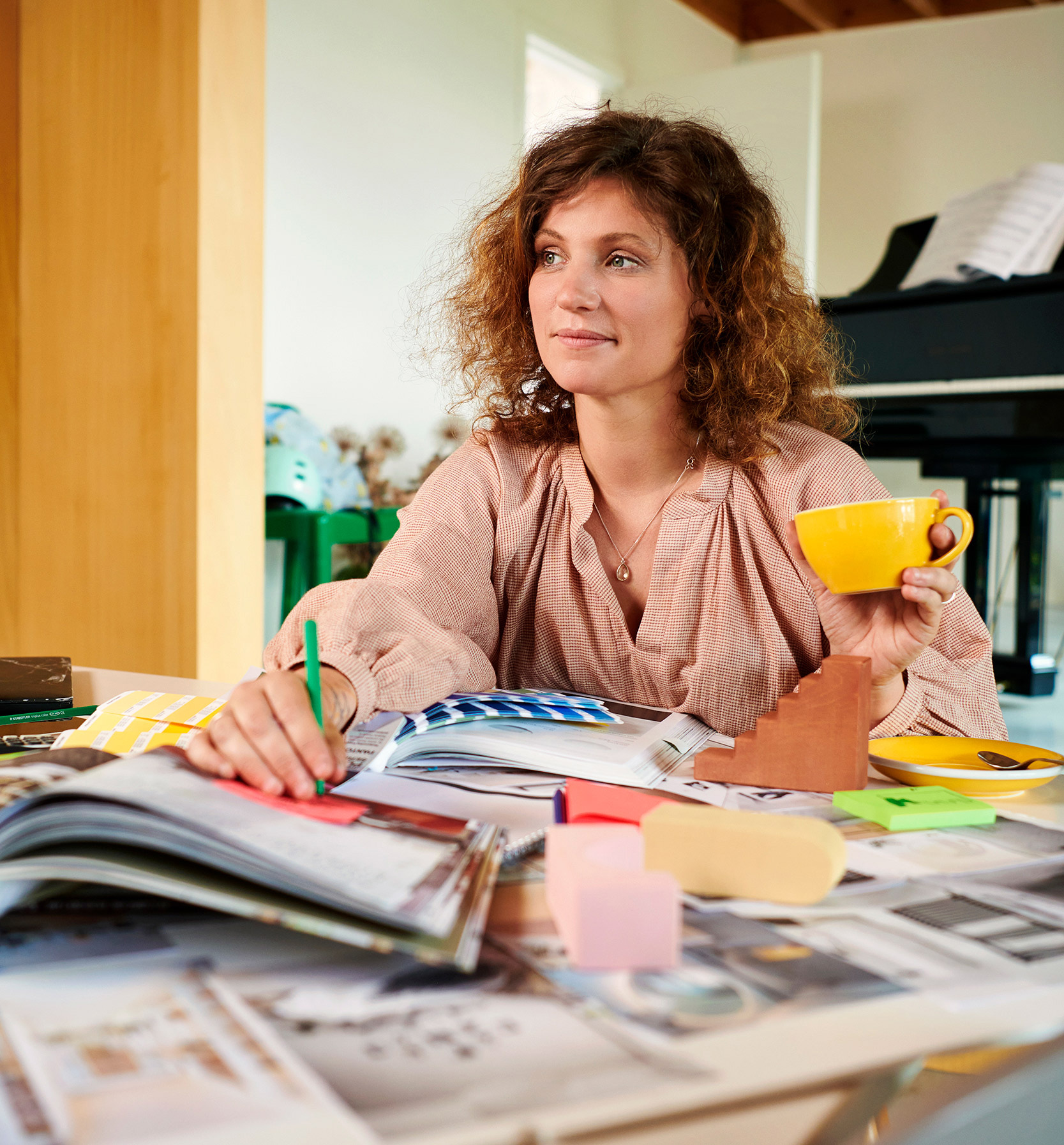 vrouw, bureau, koffie, kopje, ontwerp